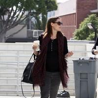 Jennifer Garner stops at Starbucks on her way to a hospital | Picture 93739